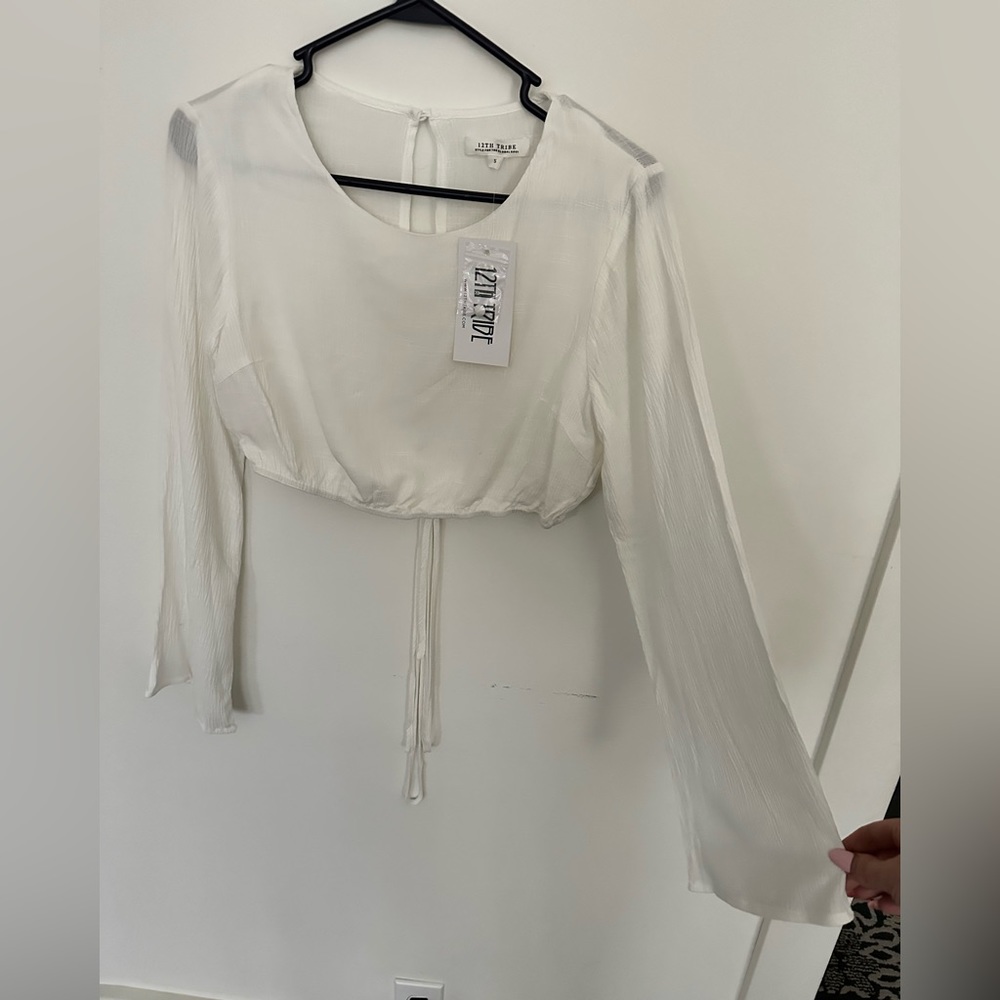 Cropped long sleeve white top
